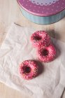 Смачні рожеві пончики з глазур'ю — стокове фото