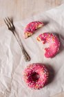 Deliziose ciambelle rosa con glassa — Foto stock