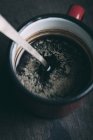 Metallische Tasse schwarzen Kaffee — Stockfoto