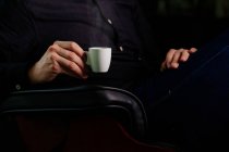 Человек наслаждается чашкой ароматного кофе — стоковое фото