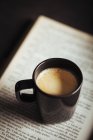Tasse de café sur le livre ouvert — Photo de stock