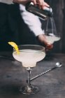 Cocktail mit Zitronenscheibe — Stockfoto