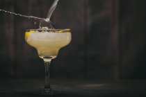 Cocktail mit Zitronenscheiben — Stockfoto