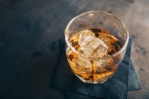 Verre de cognac avec glace — Photo de stock
