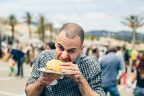 Uomo mangiare paty fritto — Foto stock