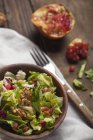 Salat mit Walnüssen und Granatapfelkernen — Stockfoto