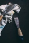 Потрёпанные лопатки с грязной тканью — стоковое фото