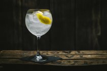 Джинсовий тонізуючий коктейль з лимоном і льодом — стокове фото