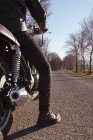 Частковий погляд на мотоцикл і людину — стокове фото