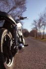 Вид сзади на мотоцикл — стоковое фото