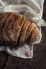Хліб з нарізаного хліба на білій тканині — стокове фото