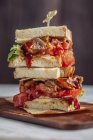 Бутерброд з м'ясом, салатом та помідорами — стокове фото