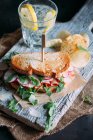Sandwich mit Schinken, Rettich und Rucola — Stockfoto