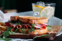 Бутерброд з шинкою, редькою та руколою — стокове фото