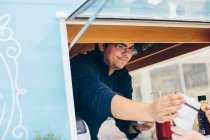 Junger Mann im Food-Truck — Stockfoto