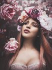 Sinnliche Frau mit Blumen auf dem Kopf — Stockfoto