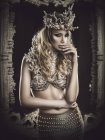 Приваблива сексуальна блондинка в короні — стокове фото