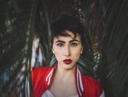 Attraente giovane donna bruna — Foto stock