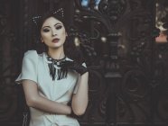 Elegante asiático mujer en gato orejas - foto de stock