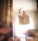 Mulher levita em caixa com coruja — Fotografia de Stock