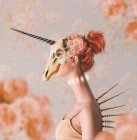Mujer con cráneo de unicornio en la cabeza - foto de stock