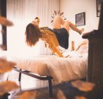 Женщина левитает над кроватью — стоковое фото