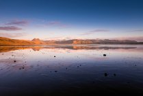 Гірський хребет і мальовниче небо заходу сонця — стокове фото