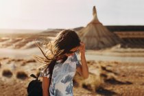 Brünette Mädchen zu Fuß in der Wüste — Stockfoto
