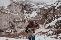 Bruna backpacker contro montagna rocciosa — Foto stock