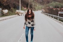 Счастливая девушка на асфальтовой дороге — стоковое фото