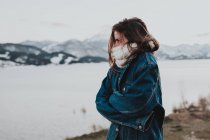 Brunette fille sur le bord de la rivière hiver — Photo de stock