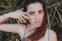 Bruna donna pittura camuffamento sulla guancia — Foto stock
