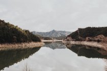 Горы, отражающиеся в спокойном озере — стоковое фото