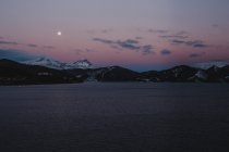 Montanhas e rio à noite — Fotografia de Stock