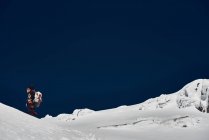 Hombre senderismo en las montañas nevadas - foto de stock