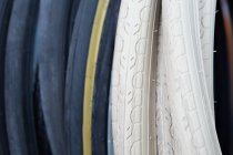 Neumáticos blancos y negros - foto de stock