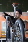 Artigiano costruendo bicicletta — Foto stock