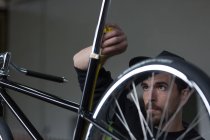 Artesano tomando medidas de bicicleta - foto de stock