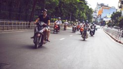 Persone che guidano moto a Hanoi — Foto stock