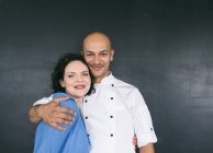 Bello chef e donna sorridente — Foto stock
