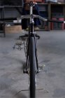 Nueva bicicleta negra - foto de stock