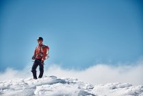 Man hiking in snowy mountains — Stock Photo