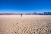 Женщина, идущая по Долине Смерти — стоковое фото