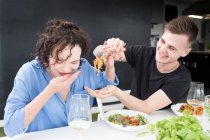 Sorridente coppia mangiare cena — Foto stock