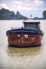 Barco flotante en Ha Long Bay - foto de stock