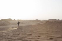 Hombre explorando el desierto de Dasht-e Lut - foto de stock