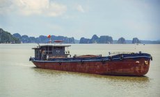 Barco flotante en Ha Long Bay - foto de stock
