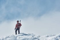 Homem caminhadas em montanhas nevadas — Fotografia de Stock