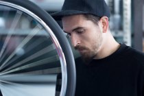 Бородатий майстер з велосипедним колесом — стокове фото
