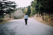 Brunette fille sur la route au sol dans les montagnes — Photo de stock